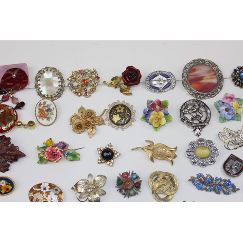 1252 - A large qty of assorted vintage brooches and other jewellery etc