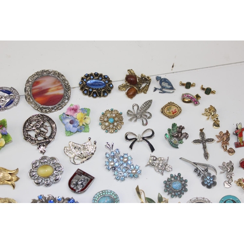 1252 - A large qty of assorted vintage brooches and other jewellery etc