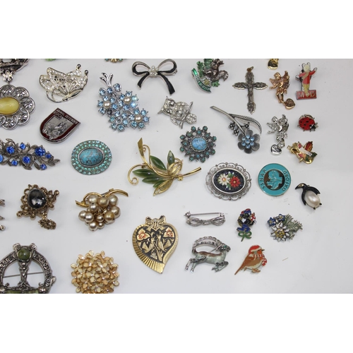 1252 - A large qty of assorted vintage brooches and other jewellery etc