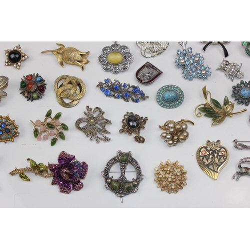 1252 - A large qty of assorted vintage brooches and other jewellery etc