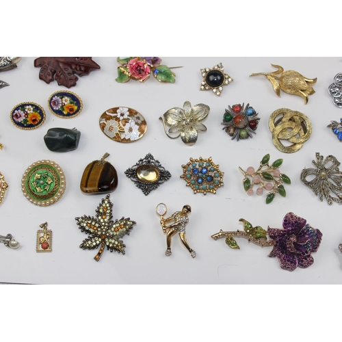 1252 - A large qty of assorted vintage brooches and other jewellery etc