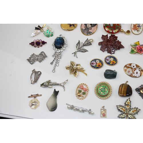 1252 - A large qty of assorted vintage brooches and other jewellery etc