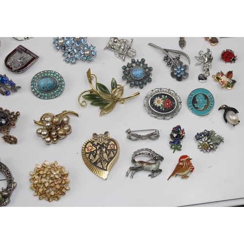 1252 - A large qty of assorted vintage brooches and other jewellery etc