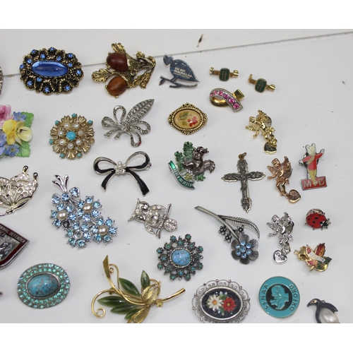 1252 - A large qty of assorted vintage brooches and other jewellery etc