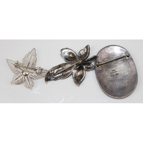 1258 - 7 silver and white metal pendants and brooches