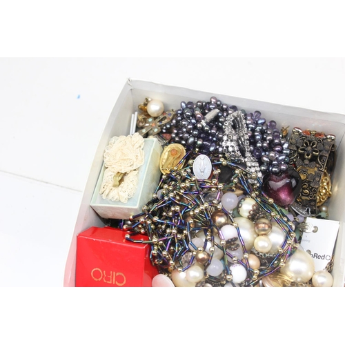 1260 - 3 boxes of assorted costume jewellery