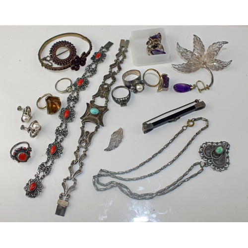 1267 - A large qty of assorted silver and white metal jewellery