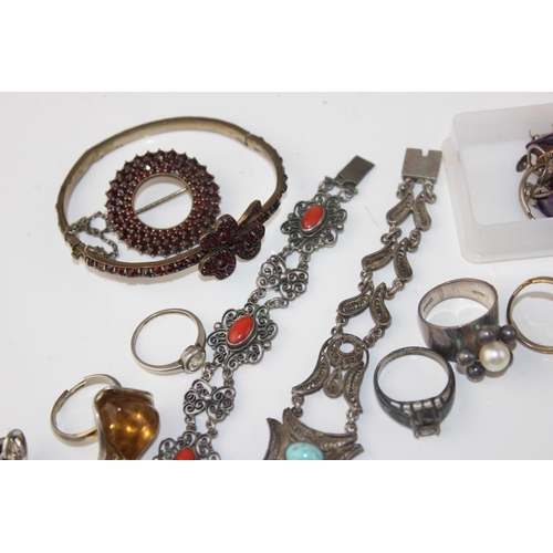 1267 - A large qty of assorted silver and white metal jewellery