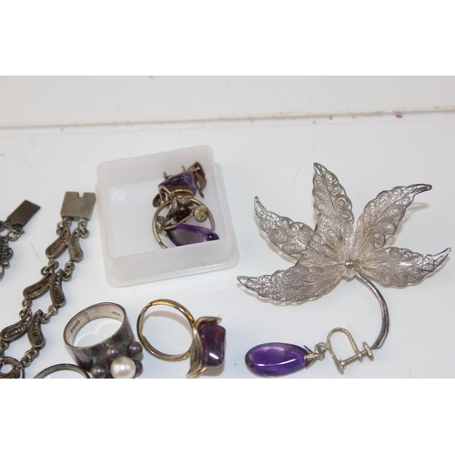 1267 - A large qty of assorted silver and white metal jewellery