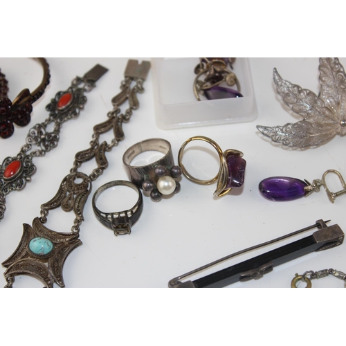 1267 - A large qty of assorted silver and white metal jewellery