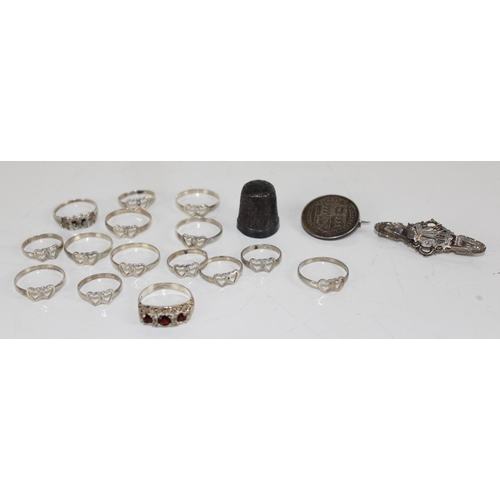 1268 - Qty of silver and white metal jewellery to inc various rings, silver thimble etc