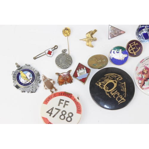 1359 - Qty of assorted enamel and other badges etc