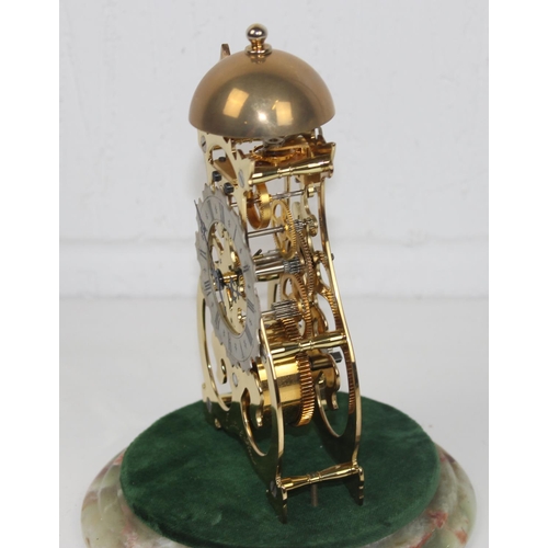 1427 - An 20th century English made brass skeleton clock under glass dome by Thwaites & Reed on onyx base -... 