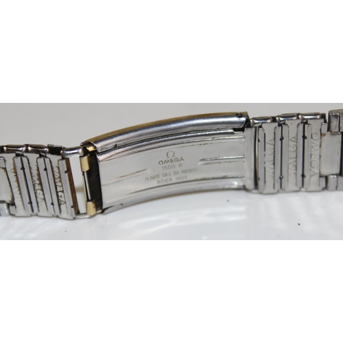 1439 - A qty of assorted watch straps and buckles to inc Omega 1500R strap and Omega booklets