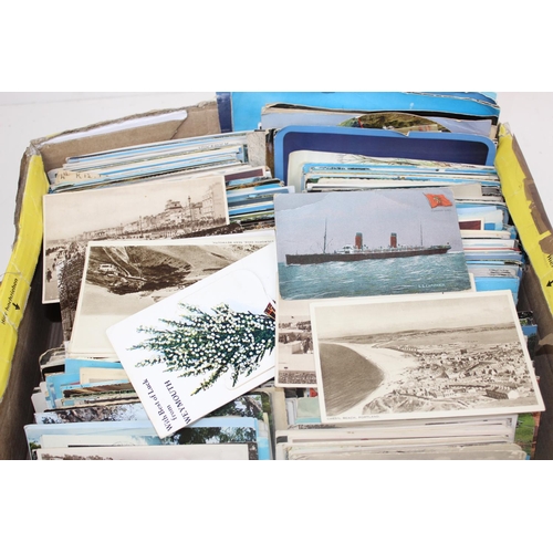 1593 - A large qty of 20th century postcards