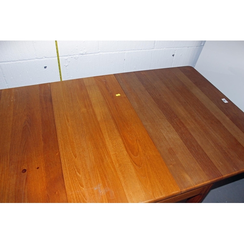 16 - A Danish made by Glostrup Teak extending dining table with 2 extra leaves and a set of 6 dining chai... 