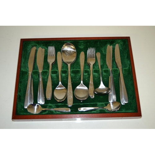 1750 - Qty of Retro Oneida cutlery in tray