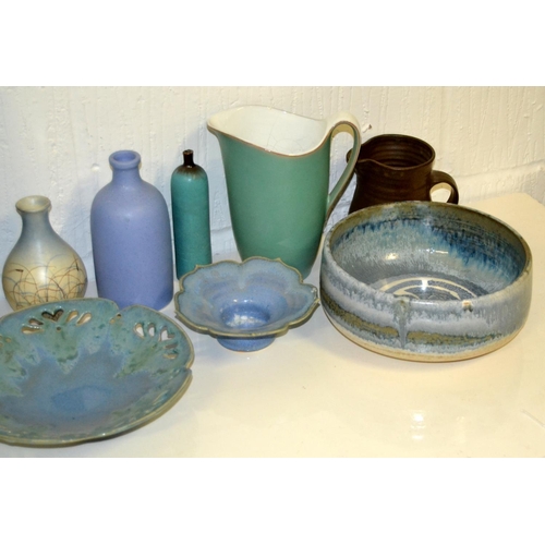 1751 - A large qty of assorted studio and other art pottery items to inc Tunstall Chameleon ware