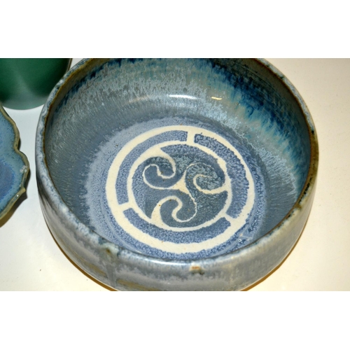 1751 - A large qty of assorted studio and other art pottery items to inc Tunstall Chameleon ware