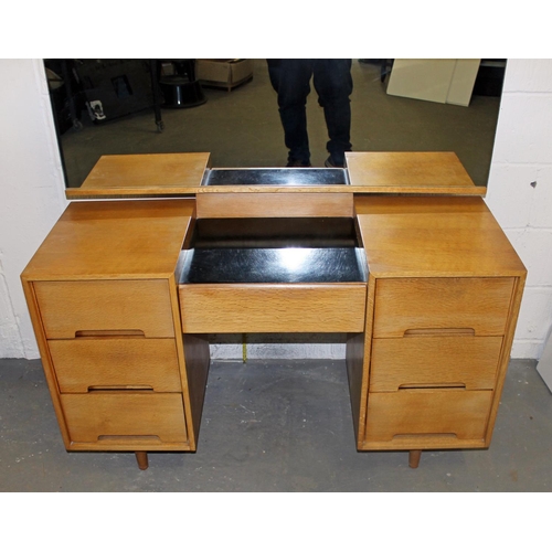 18 - Retro dressing table