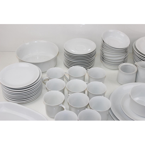 1841 - An extensive white porcelain dinner service by Thomas of Germany