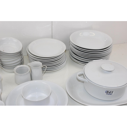 1841 - An extensive white porcelain dinner service by Thomas of Germany