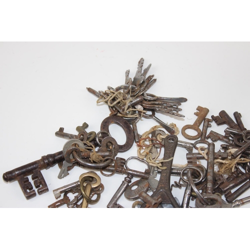 1857 - Tin of antique and later keys etc