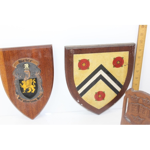 1872 - 2 armorial plaques and a pair of carved wooden bookends