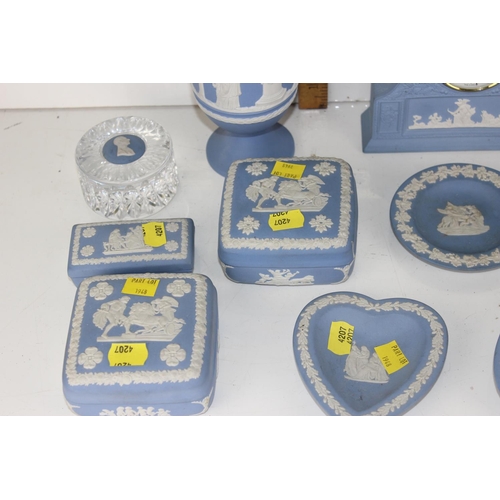 1948 - 10 pieces of assorted Wedgwood Jasperware to inc a clock