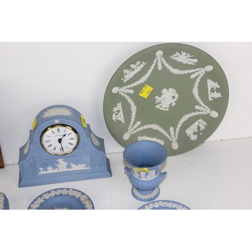 1948 - 10 pieces of assorted Wedgwood Jasperware to inc a clock