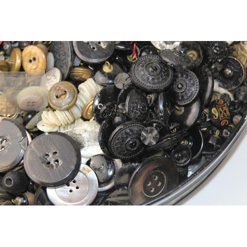 1970 - A large qty of antique and later buttons to inc glass and military