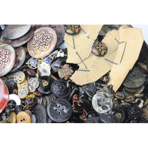 1970 - A large qty of antique and later buttons to inc glass and military