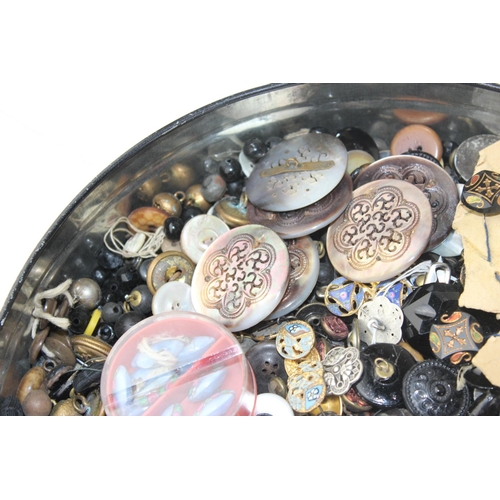 1970 - A large qty of antique and later buttons to inc glass and military