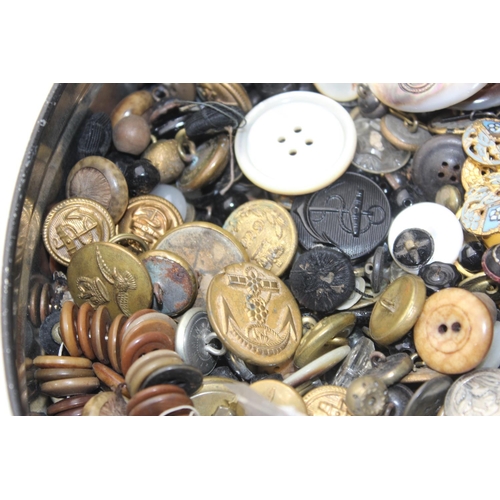 1970 - A large qty of antique and later buttons to inc glass and military