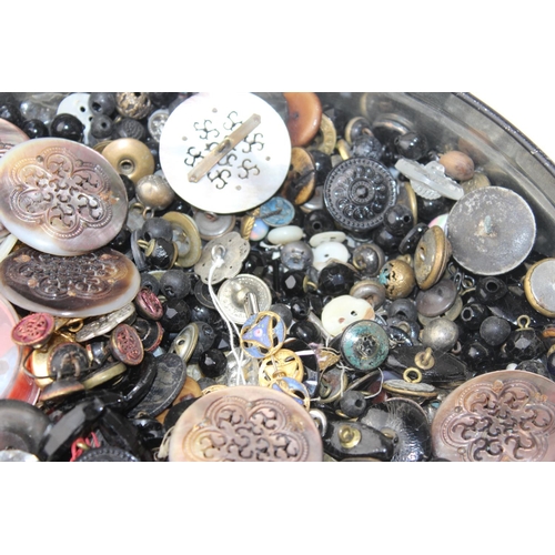 1970 - A large qty of antique and later buttons to inc glass and military