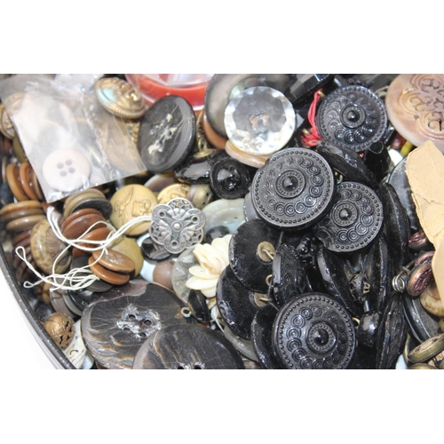 1970 - A large qty of antique and later buttons to inc glass and military