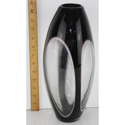 1975 - A retro black and white glass vase