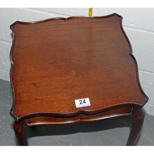 24 - An Edwardian mahogany stand or small table on cabriole legs