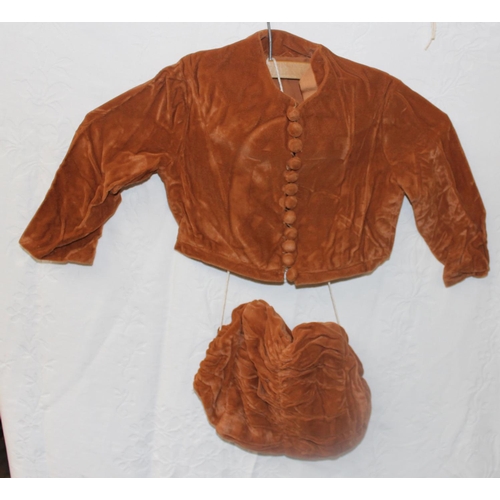 257 - A large qty of assorted antique & vintage clothing