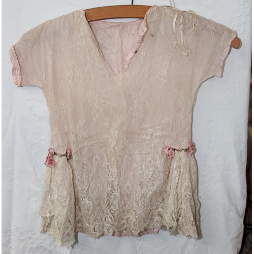 257 - A large qty of assorted antique & vintage clothing