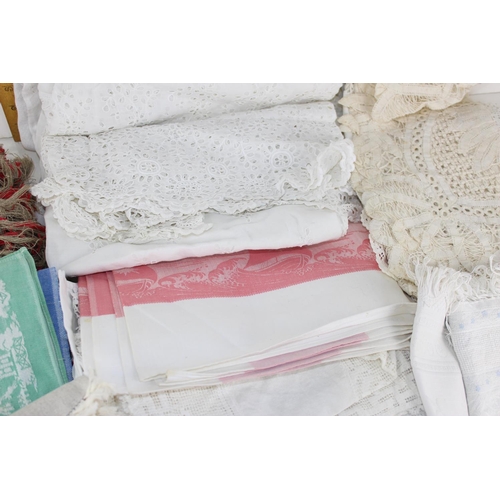 258 - Large qty of assorted vintage linen and lace items