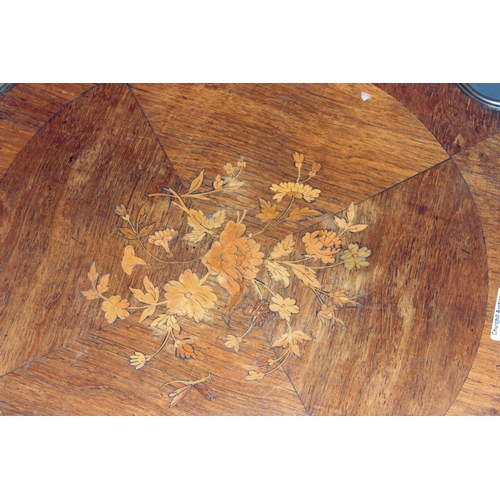 30 - An early 20th century, Belle époque period kingwood parquetry table ambulante enriched with bronze i... 