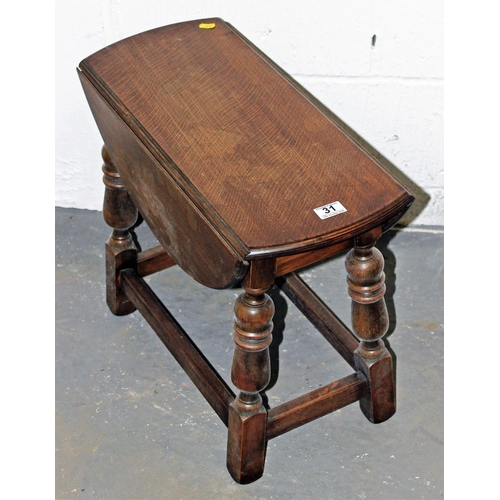 31 - A small Oak drop leaf table