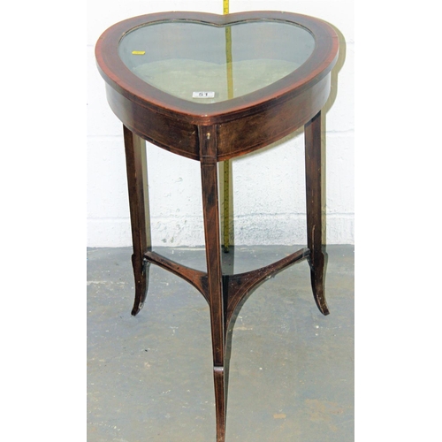 51 - AN EDWARDIAN MAHOGANY AND SATINWOOD INLAID HEART SHAPED BIJOUTERIE TABLE with three flared legs unit... 