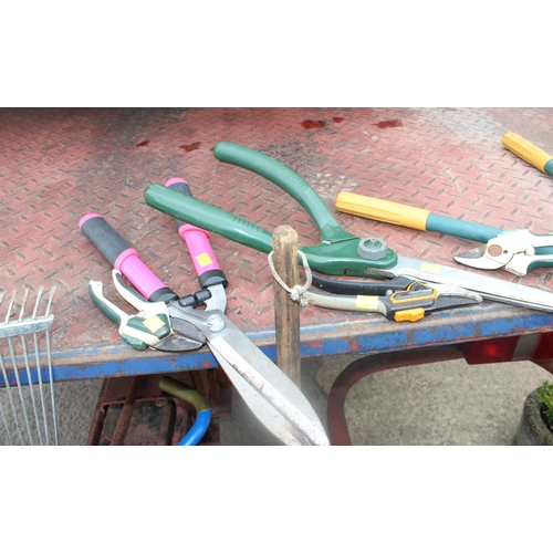 555 - Qty of assorted garden tools