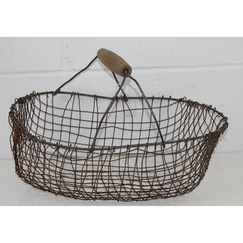 567 - A vintage wirework egg basket with wooden handle