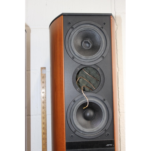 672 - A pair of Jamo D 590 floor standing speakers