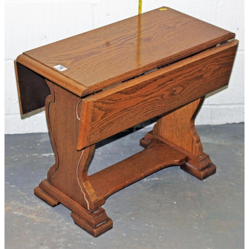 76 - A small oak drop leaf table