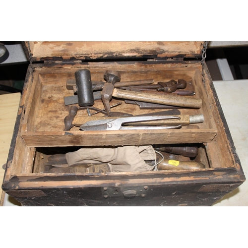 885 - Vintage tool chest and contents