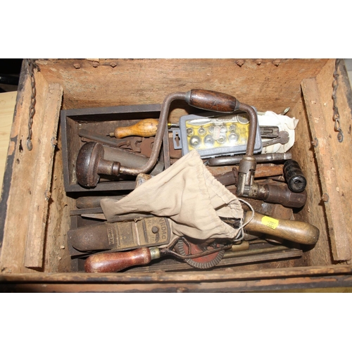 885 - Vintage tool chest and contents